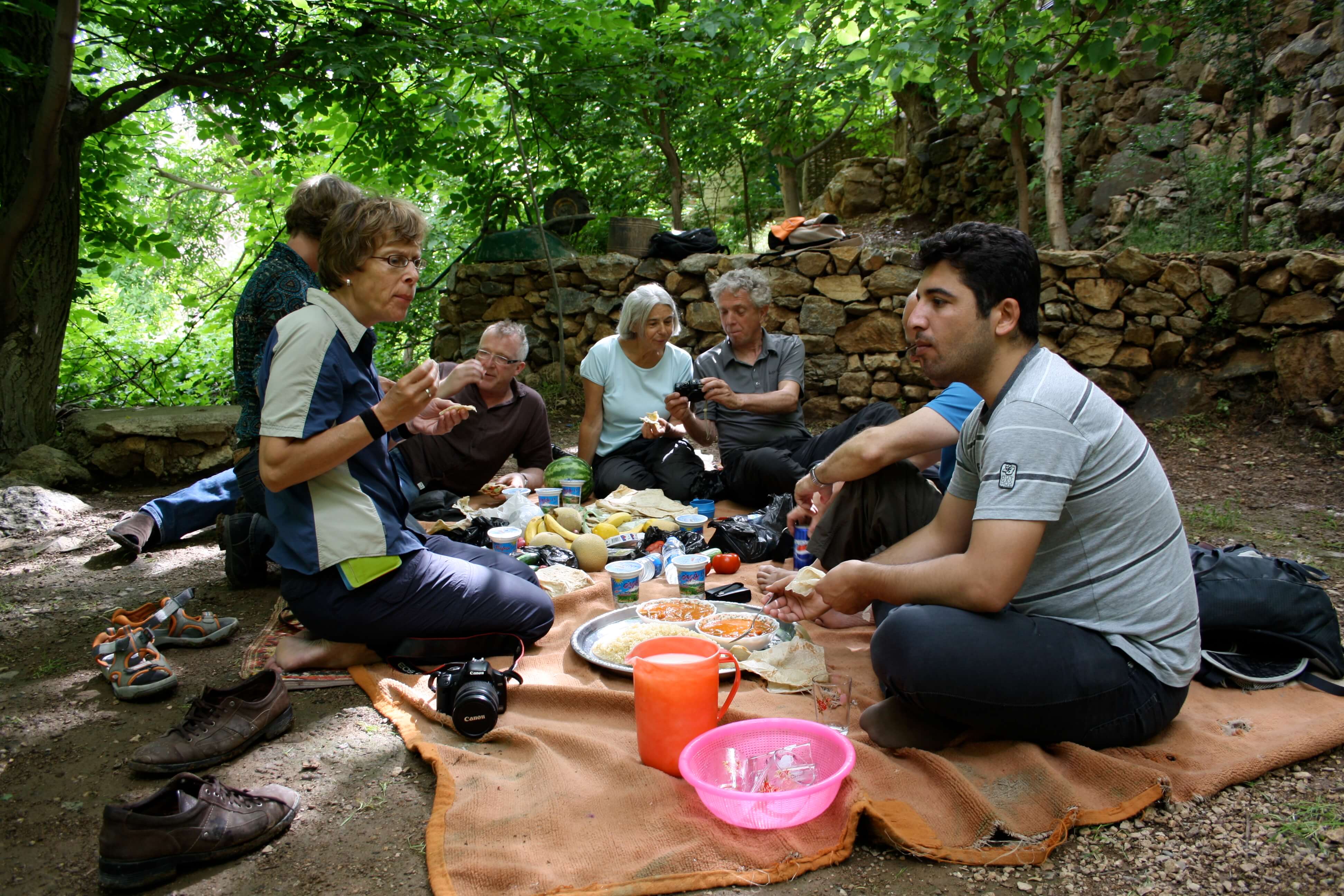 irak, picknick met groep samen eten.jpg